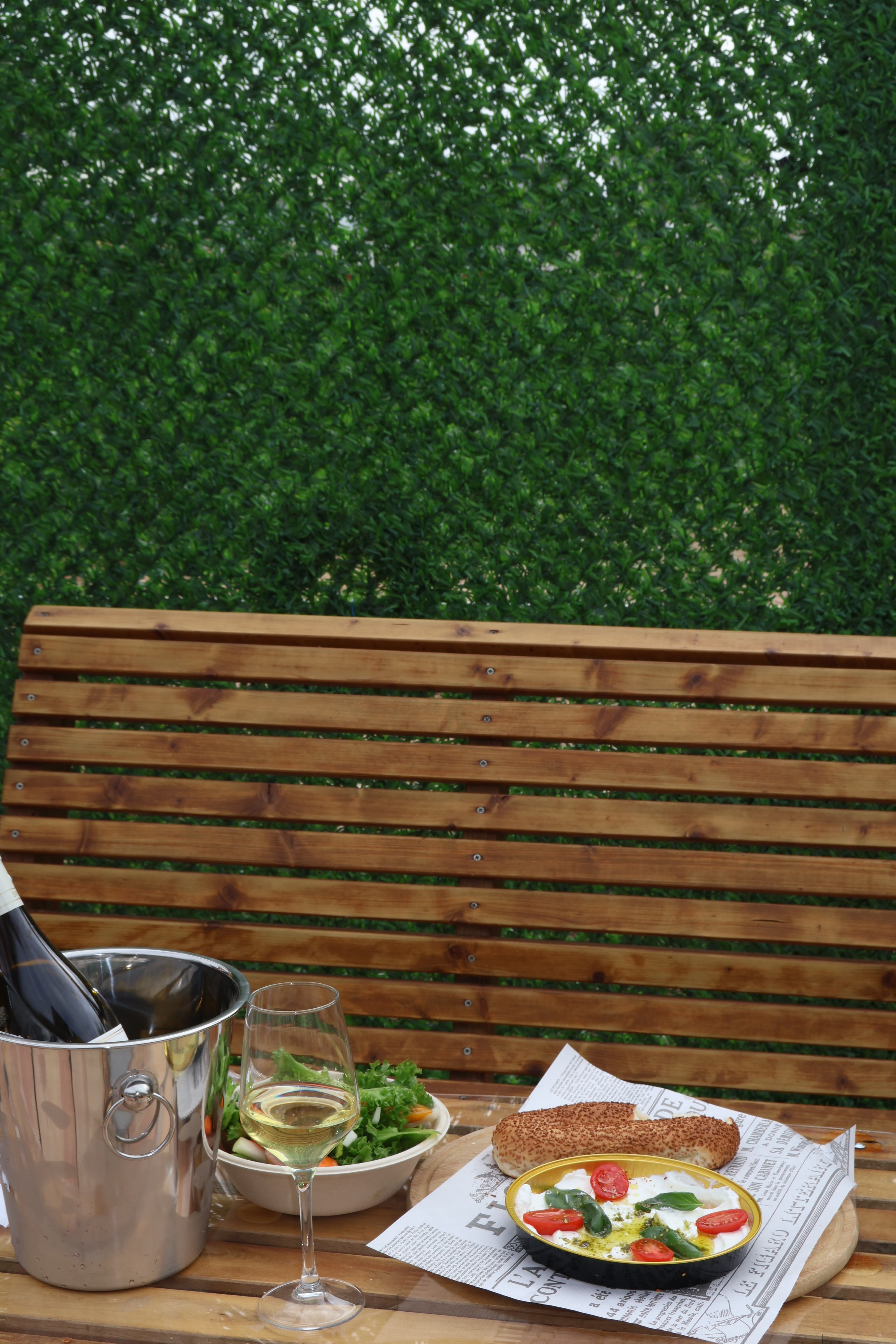 יין לבן ומנות בכרם דניאלה